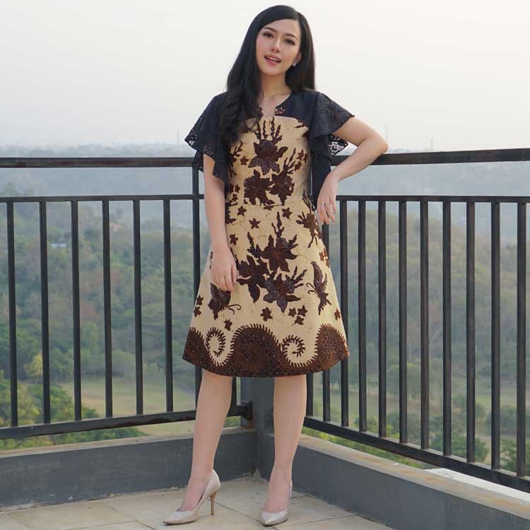 model baju batik formal wanita modern