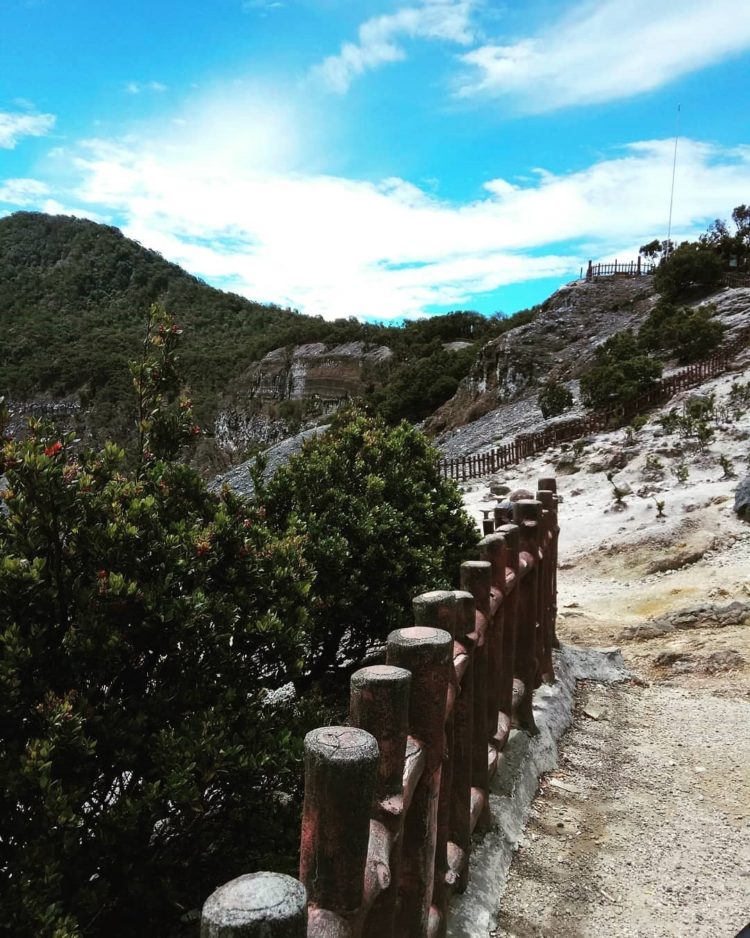 tangkuban perahu gunung aktif