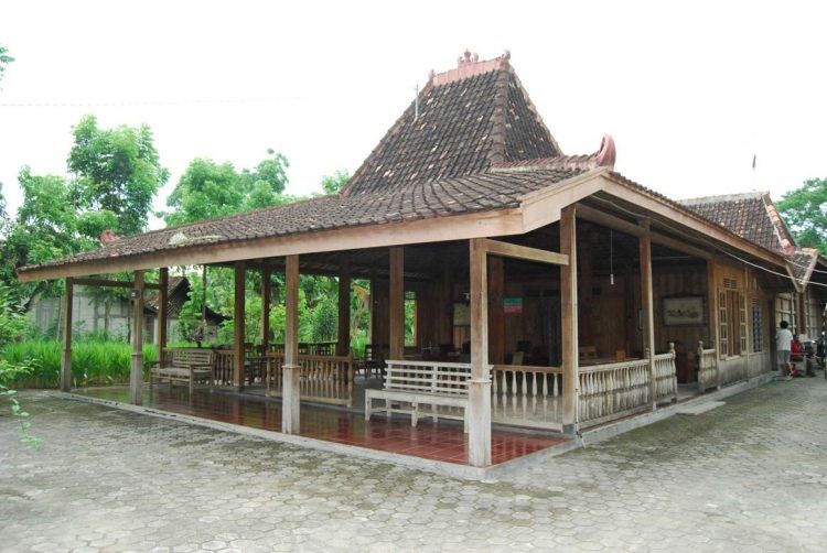 10 rumah adat terpopuler di indonesia