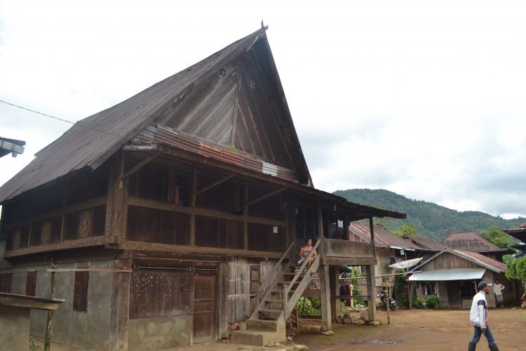 rumah adat upacara adat dan tarian tradisional merupakan contoh keragaman indonesia dalam hal