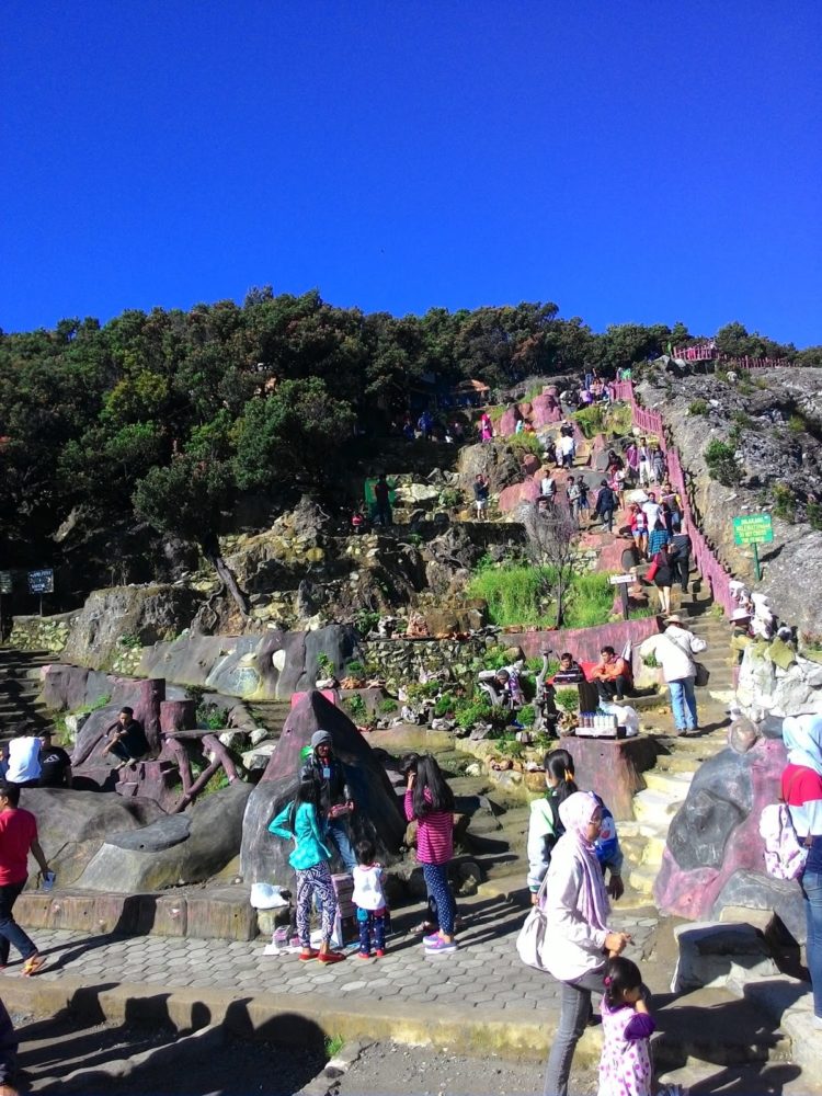 ke tangkuban perahu