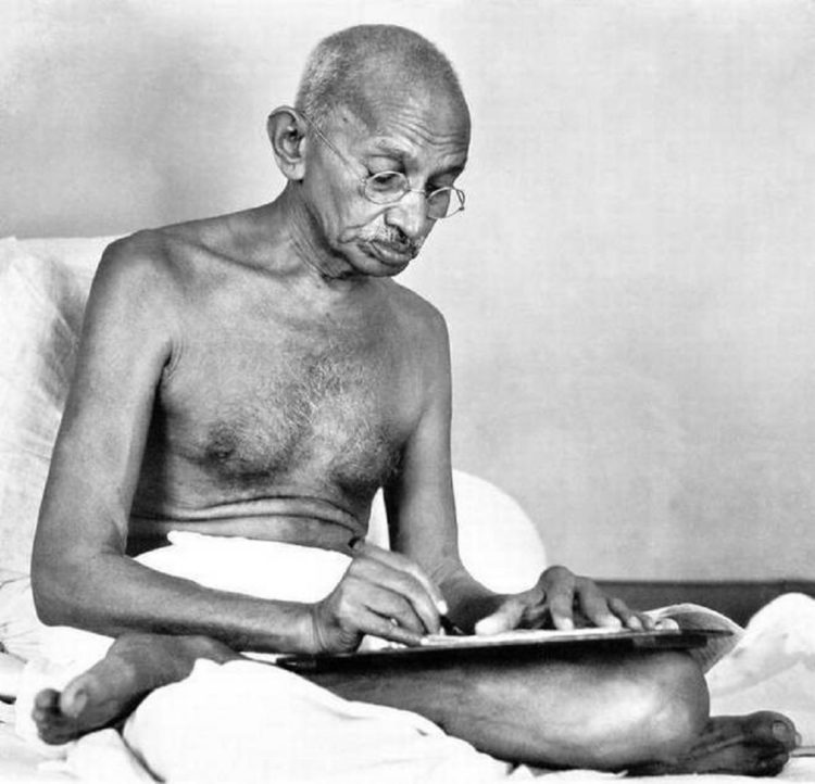 Mahatma Gandhi Membuat Berjuang dengan Tulisan di buku