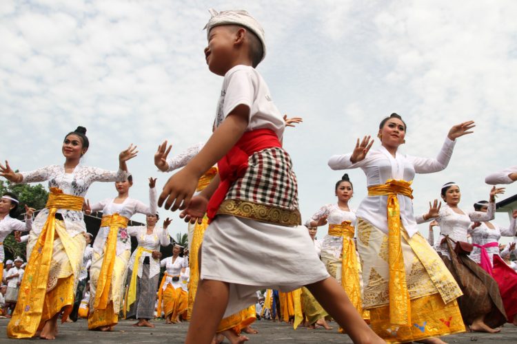 Pola Lantai Tari Saman Dari Aceh Tari Saman Dari Nanggroe Aceh Darussalam Menggunakan Pola Pola Lantai Vertikal Hampir Sama Dengan Pola Lantai Horizontal